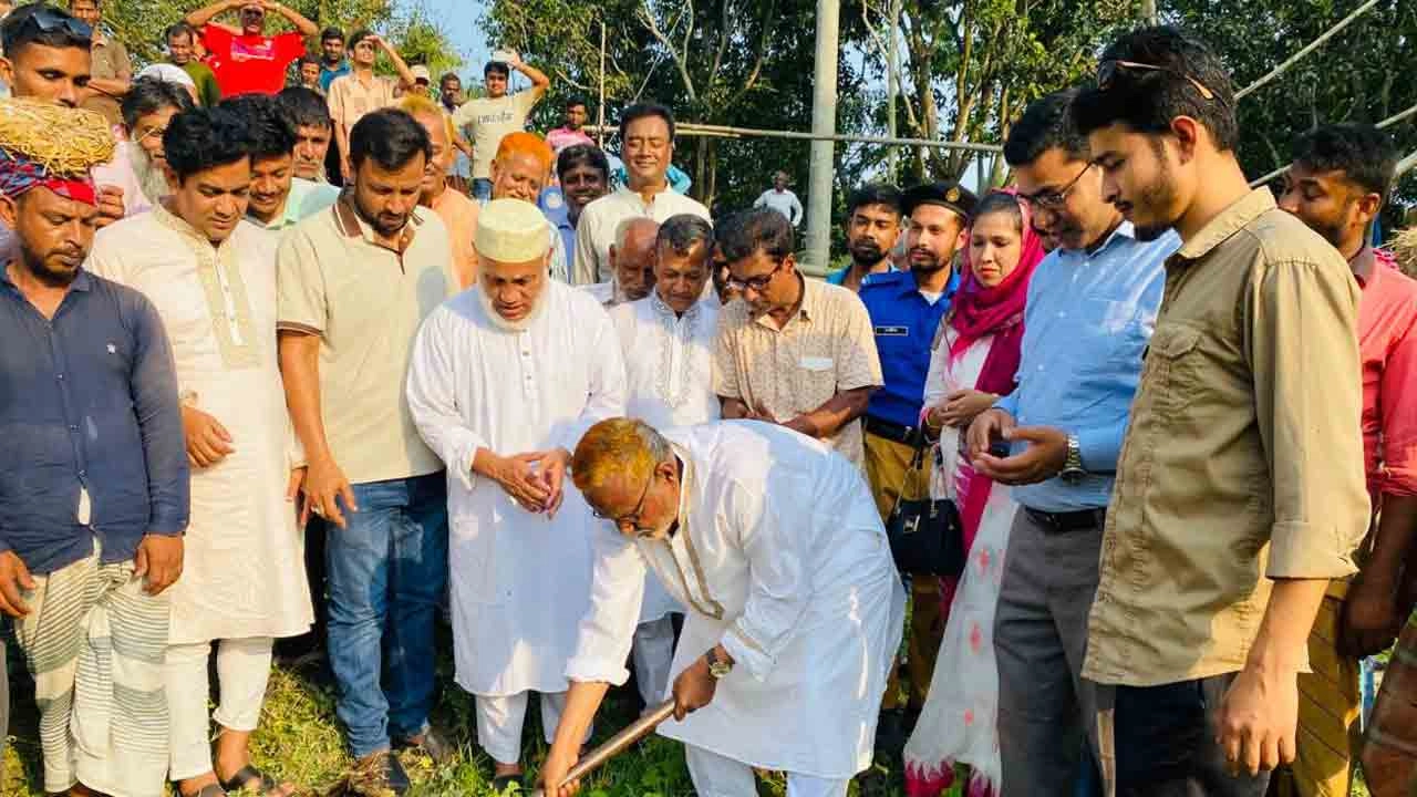 পুঠিয়ায় খাল খনন কাজের উদ্বোধন করেন এমপি নজরুল ইসলাম
