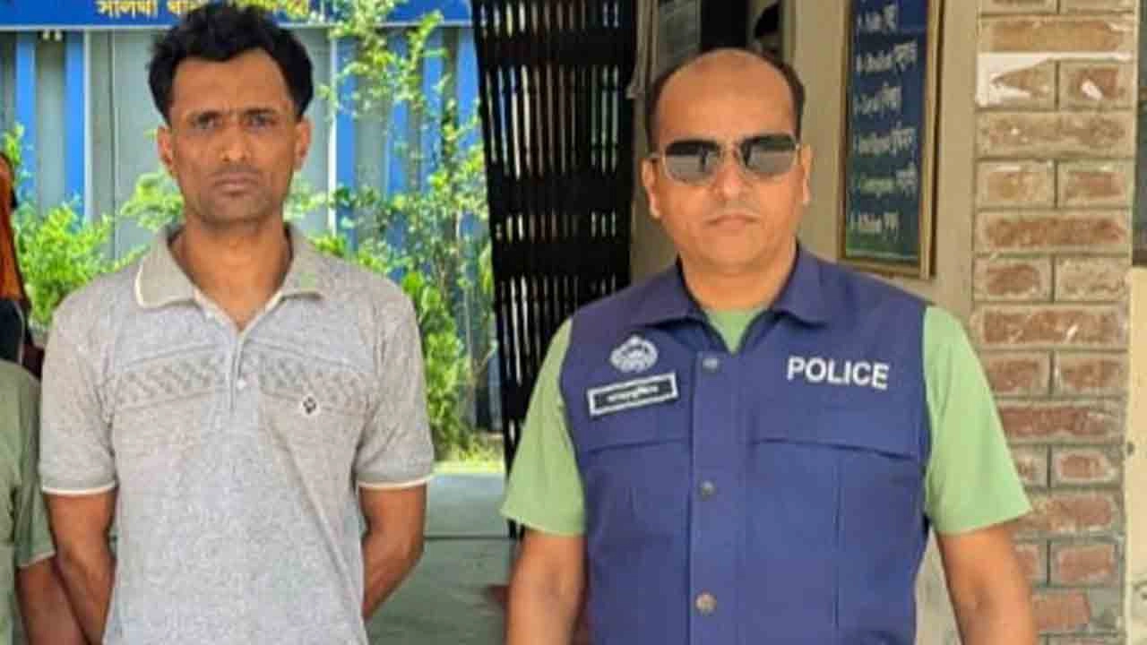 গ্রেপ্তারকৃত তারেক মোল্লা (৪০)