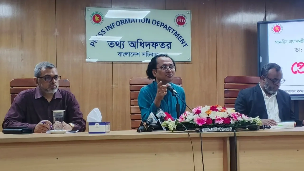 তথ্য অধিদপ্তরের সম্মেলন কক্ষে সাংবাদিকদের সঙ্গে আলাপকালে প্রধানমন্ত্রীর তথ্য উপদেষ্টা জাহেদ উর রহমান