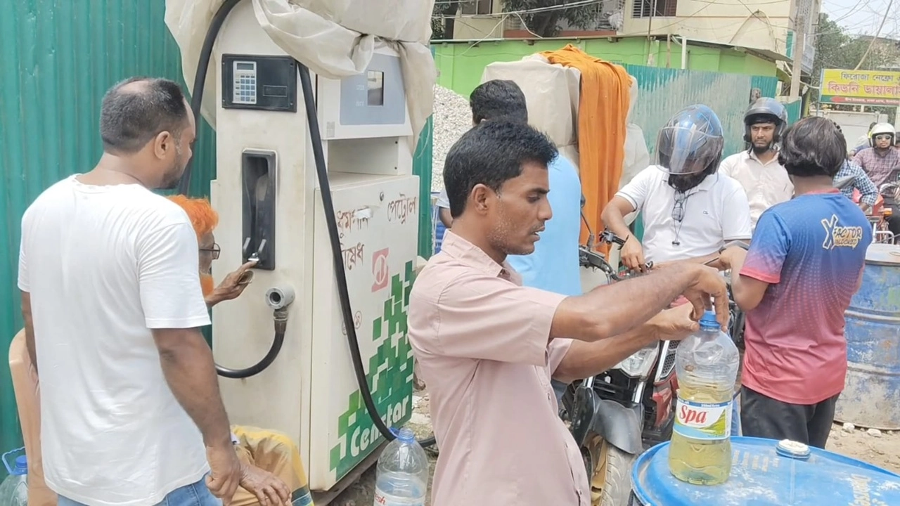 টাঙ্গাইলে বোতলে তেল বিক্রি: ভিডিও করায় সাংবাদিককে হেনস্তা