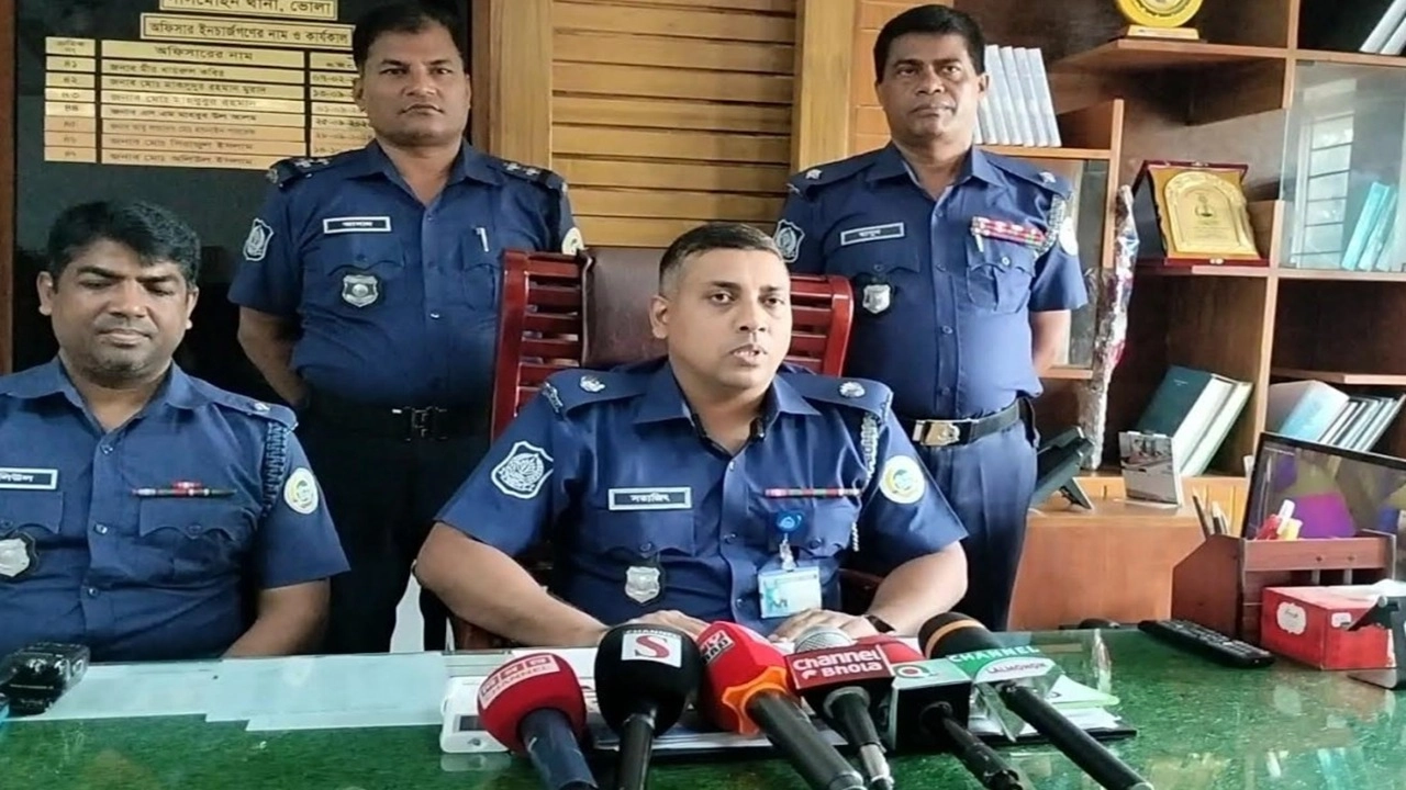 লালমোহন থানায় প্রেস ব্রিফিং