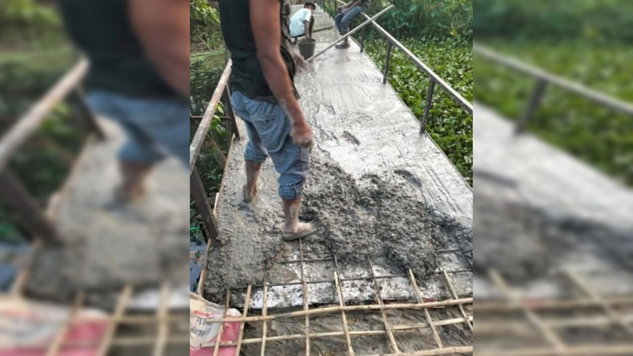 বরিশালের আগৈলঝাড়ায় একটি আয়রন ব্রিজে রডের পরিবর্তে বাশেঁর কঞ্চি দিয়ে ঢালাই