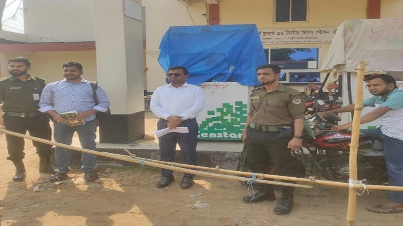 চাঁপাইনবাবগঞ্জের গোমস্তাপুর উপজেলার ফিলিং স্টেশন