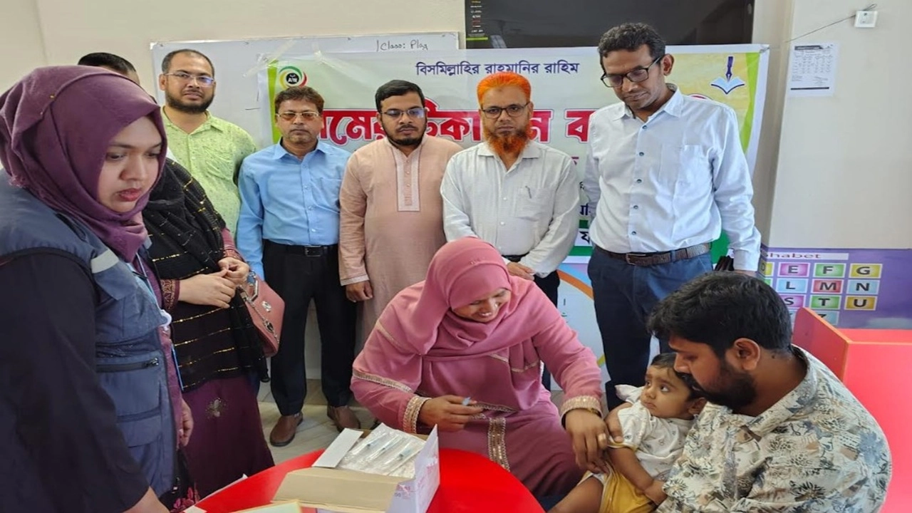 যশোর শহরের আরবপুর দিঘীরপাড় এলাকায় অবস্থিত ইন্টারন্যাশনাল পিস স্কুল এন্ড কলেজের শিক্ষার্থীর মাঝে হামের টিকা প্রদান