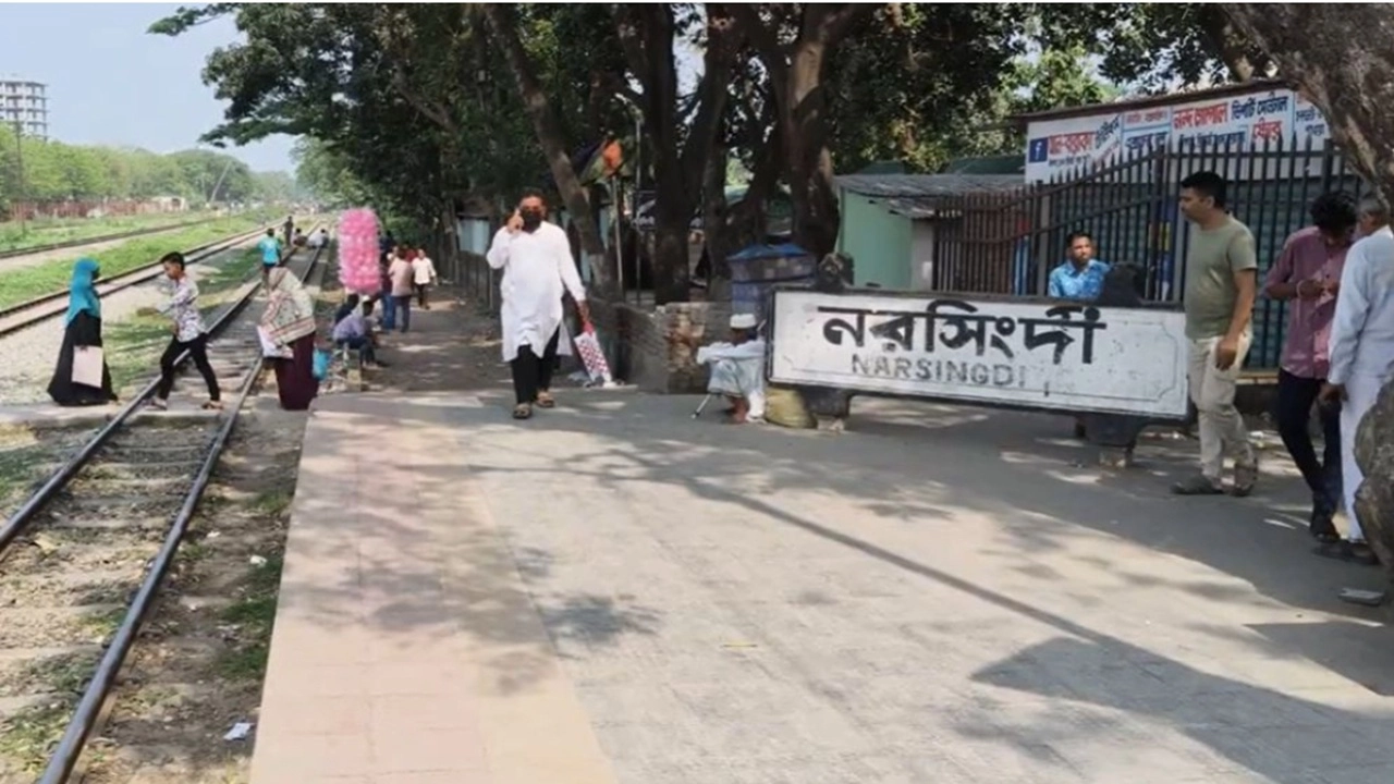 সুবর্ণ এক্সপ্রেস ট্রেনে কাটা পড়ে যুবকের মৃত্যু