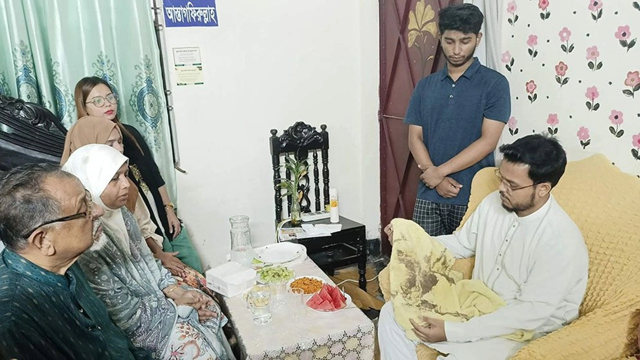 হাসনাত আবদুল্লাহ-সারজিস আলম  কল ধরে না: শহীদ সাদমানের মা