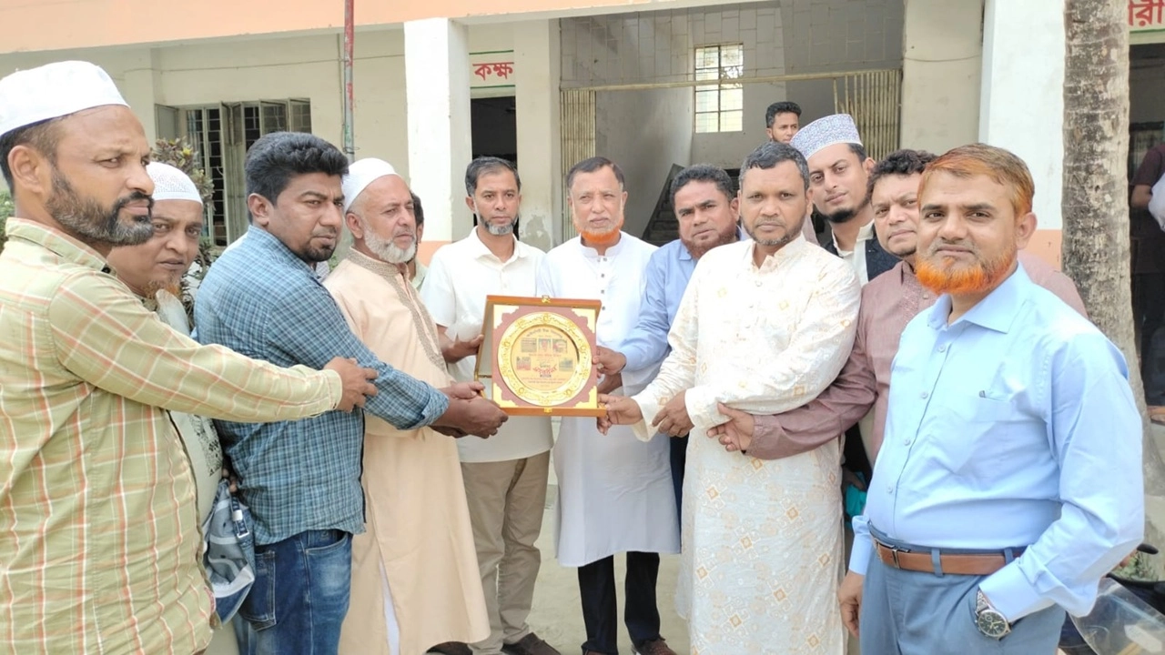 রাজকীয় সম্মানে বিদায় নিলেন সহকারী প্রধান শিক্ষক মোঃ রমিজ উদ্দিন