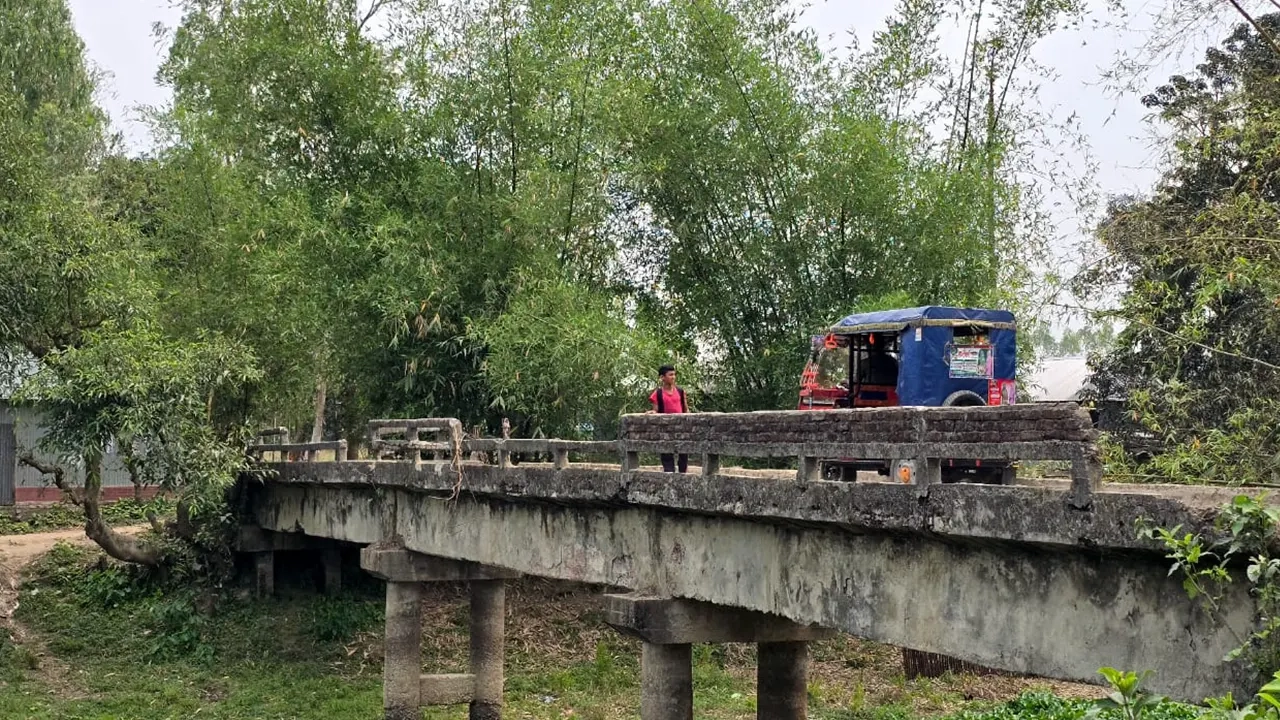 কুড়িগ্রামে ৭ গ্রামের মানুষের ভরসা একটি জরাজীর্ণ সেতু