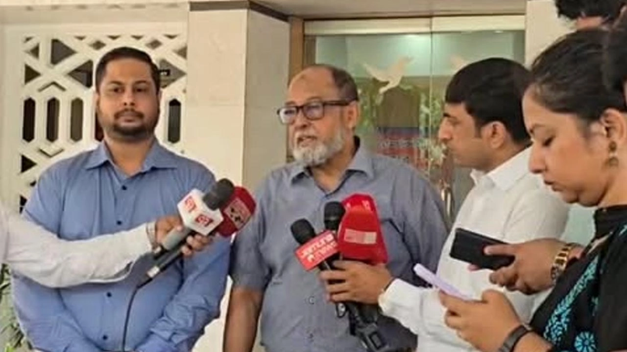 সাংবাদিকদের সঙ্গে কথা বলছেন ঠিকাদারি প্রতিষ্ঠান কমিউনিকেশন টেকনোলজি লিমিটেডের সিইও জাহিদুর রহিম জোয়ারদার।