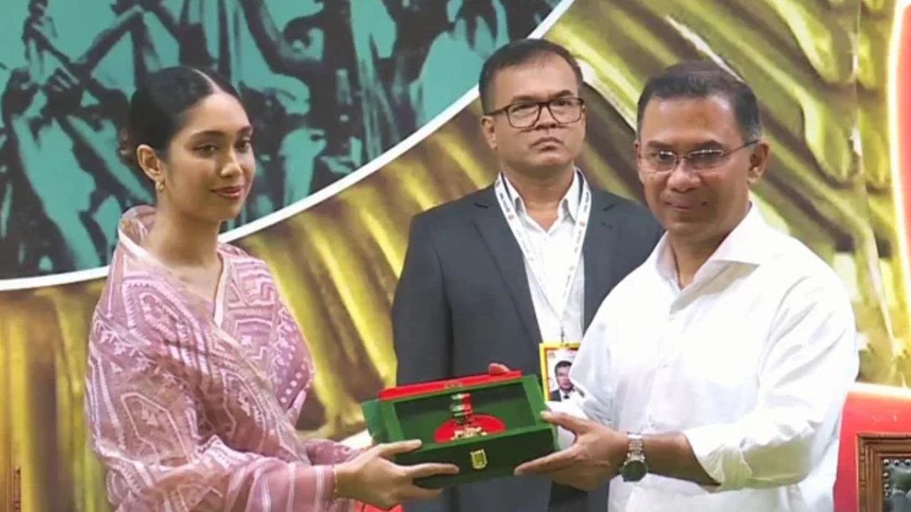 প্রধানমন্ত্রীর হাত থেকে খালেদা জিয়ার পক্ষে পুরস্কার নেন জাইমা রহমান। ছবি: সংগৃহীত