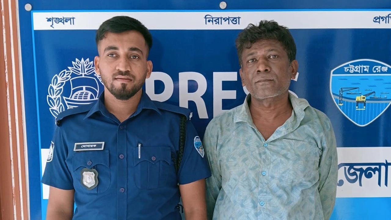 মদসহ আটক উজ্জ্বল দে।