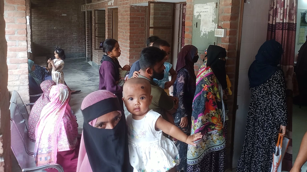 জাহাঙ্গীরনগর বিশ্ববিদ্যালয়ের (জাবি) চিকিৎসা কেন্দ্রে বহিরাগত রোগীরা