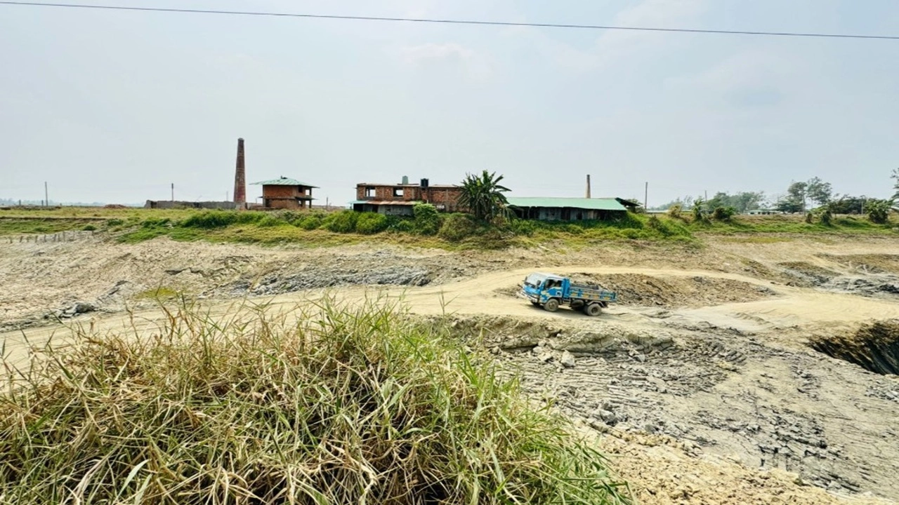 সাতকানিয়ায় মৎস্য প্রজেক্ট সংস্কারের অনুমতি নিয়ে ইটভাটায় মাটি সরবরাহ