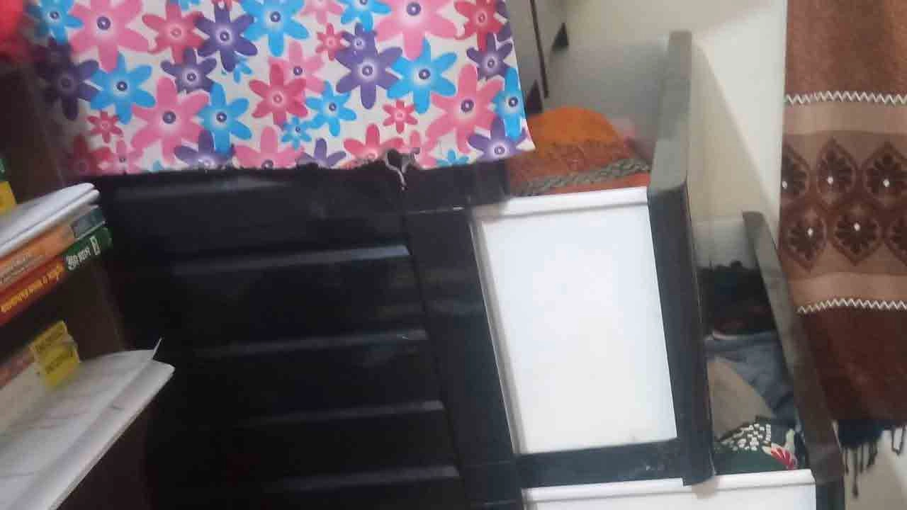 চাঁদপুরের মতলব পৌরসভার কলাদি এলাকায় কলেজ শিক্ষকের বাসায় চুরির ঘটনা ঘটেছে।