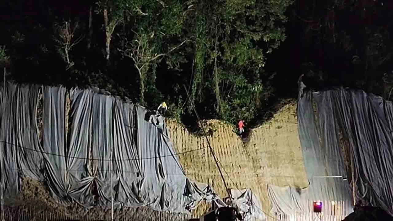 পাহাড় কাটার অভিযোগে একেএইচ লজিস্টিক ওয়ার্ল্ড নামের একটি প্রতিষ্ঠানকে  জরিমানা