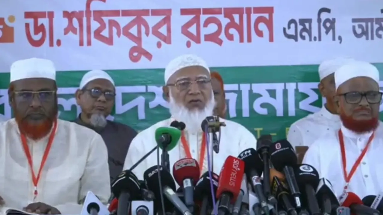 মগবাজারে আল ফালাহ মিলনায়তনে জামায়াতে ইসলামীর জেলা আমির সম্মেলনে বক্তব্য রাখছেন দলটির প্রধান ডা. শফিকুর রহমান