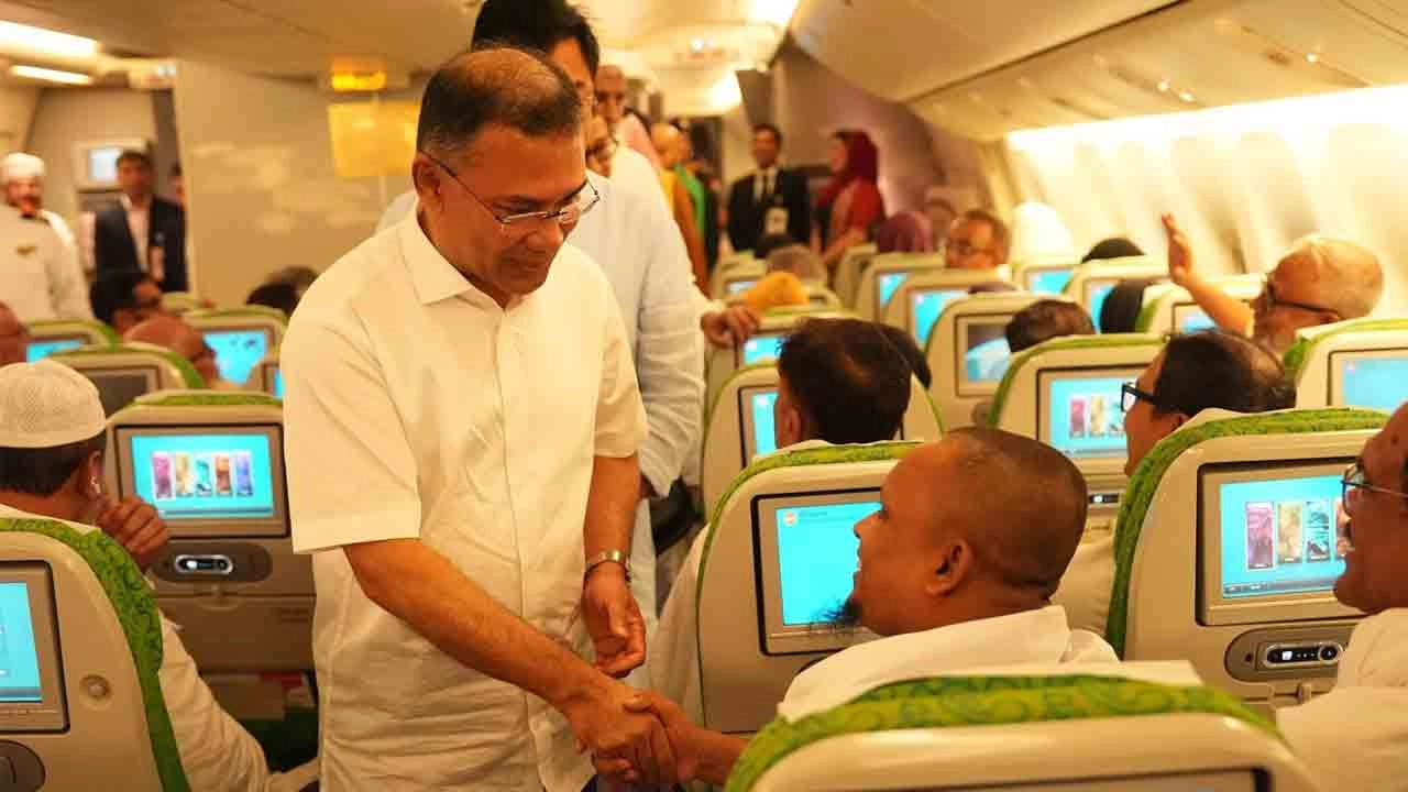 হজযাত্রীদের সঙ্গে সাক্ষাৎ করেন প্রধানমন্ত্রী তারেক রহমান।