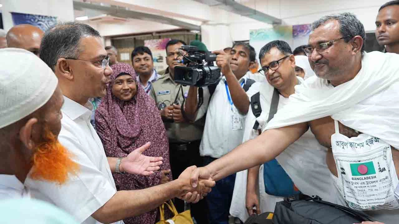 প্রধানমন্ত্রী তারেক রহমান শুক্রবার রাতে রাজধানীর আশকোনা হজ ক্যাম্প পরিদর্শনে গিয়ে ক্যাম্প ঘুরে হজযাত্রীদের সঙ্গে কুশল বিনিময় করেন