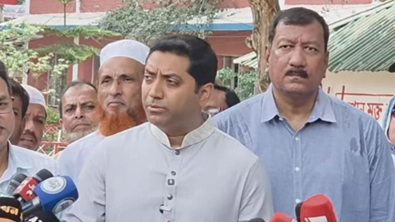 সাংবাদিকদের সঙ্গে কথা বলছেন প্রাথমিক ও গণশিক্ষা প্রতিমন্ত্রী ববি হাজ্জাজ।