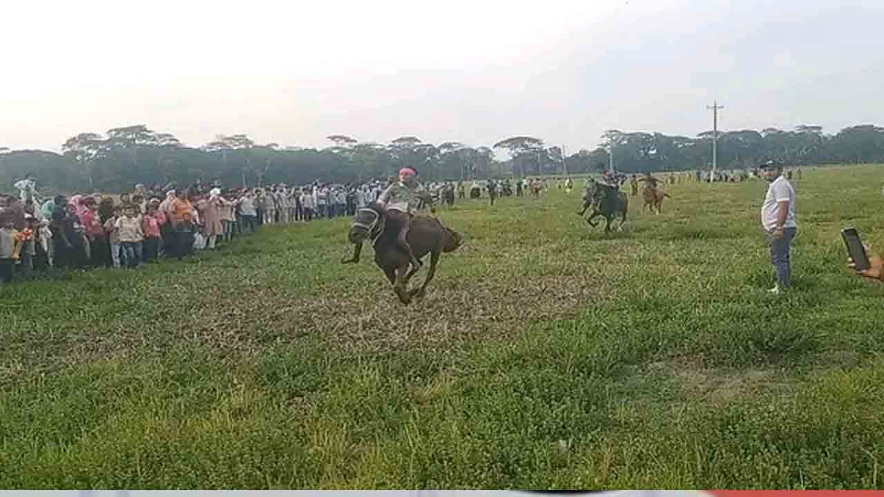 ঘোড়দৌড় প্রতিযোগিতা দেখতে হাজারো মানুষের ঢল