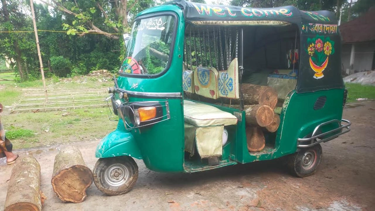 জব্দকৃত কাঠ ও সিএনজি অটোরিকশা