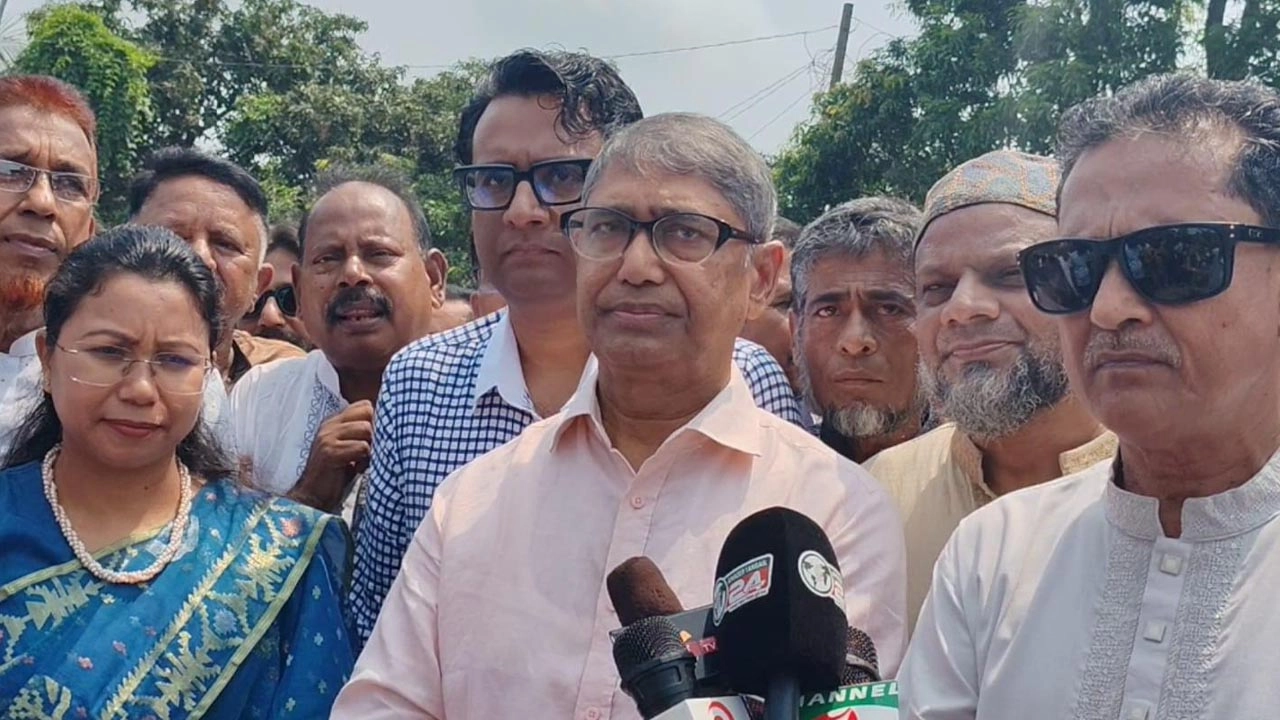 সাংবাদিকদের সঙ্গে কথা বলছেন অ্যাডভোকেট আহমেদ আজম খান।