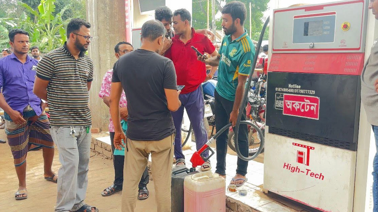 ড্রামে করে তেল বিক্রি করছে পাম্পের কর্মচারীরা।