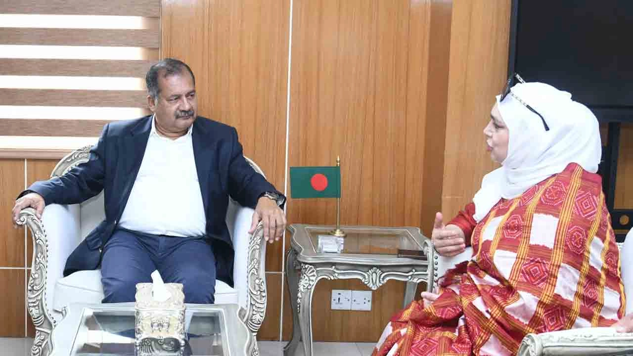 তথ্যমন্ত্রী জহির উদ্দিন স্বপনের সঙ্গে সাক্ষাৎ করেন ইংল্যান্ডের ম্যানচেস্টারের টেমসাইড কাউন্সিলের সিভিক মেয়র কাউন্সিলর শিবলি আলম