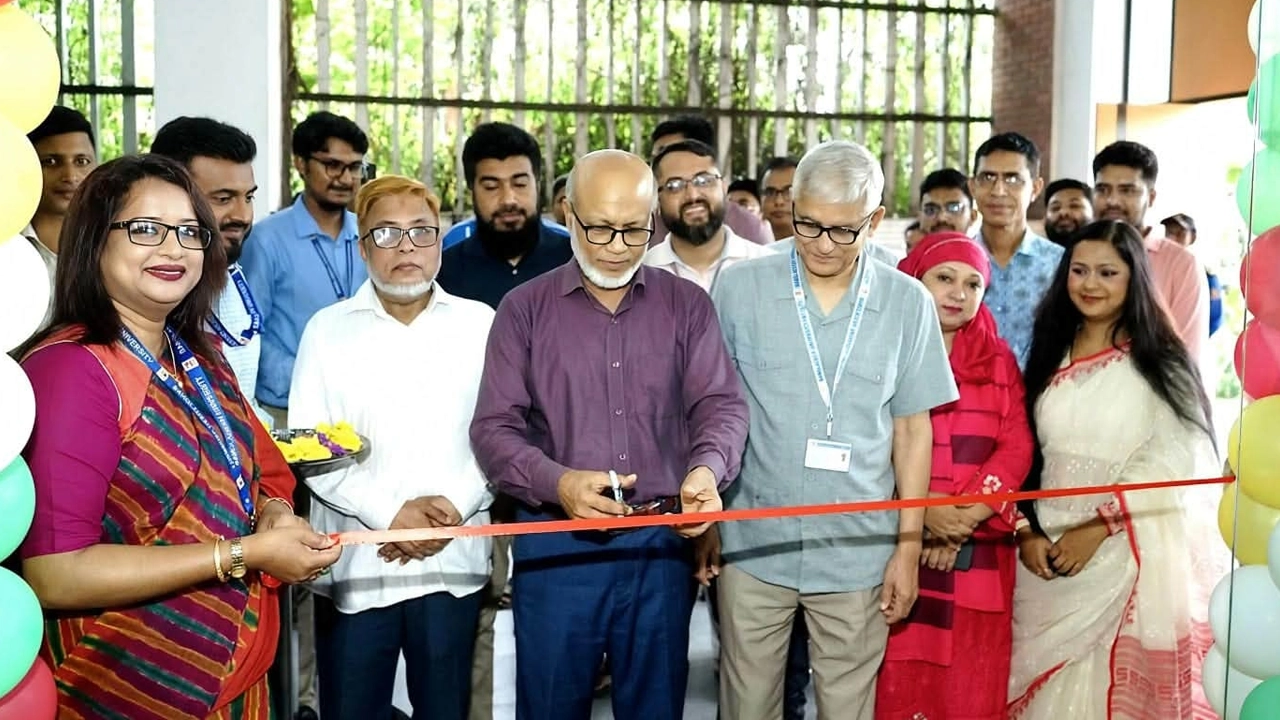 বিশ্ববিদ্যালয়ের উপাচার্য অধ্যাপক ড. মো. জাহাঙ্গীর আলম মেলার আনুষ্ঠানিক উদ্বোধন করেন