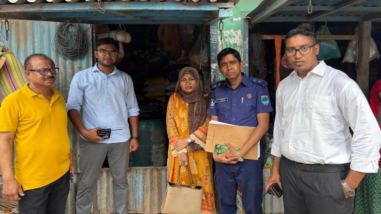 ডিজেল ও অকটেন মজুদ করে বেশি দামে বিক্রির অপরাধে এক ব্যবসায়ীকে জরিমানা করেছে প্রশাসন।