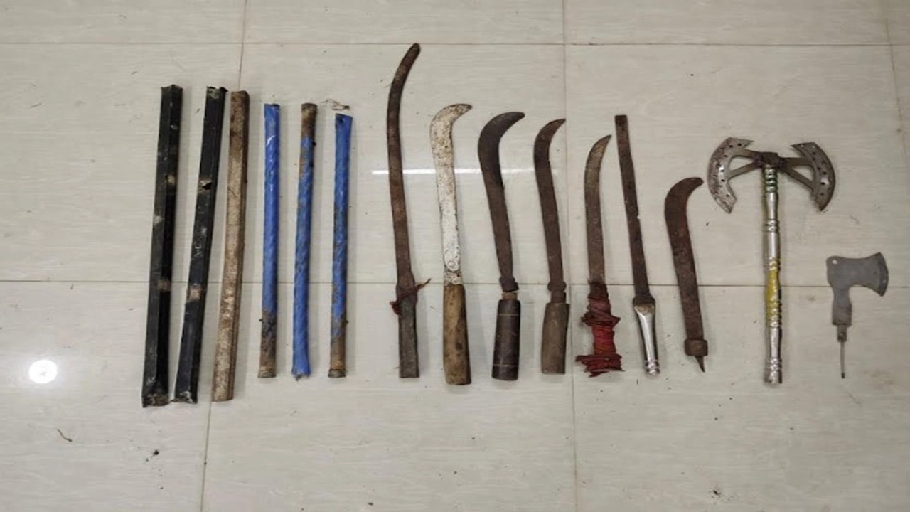 হবিগঞ্জে অভিযান চালিয়ে বিপুল দেশীয় অস্ত্র উদ্ধার