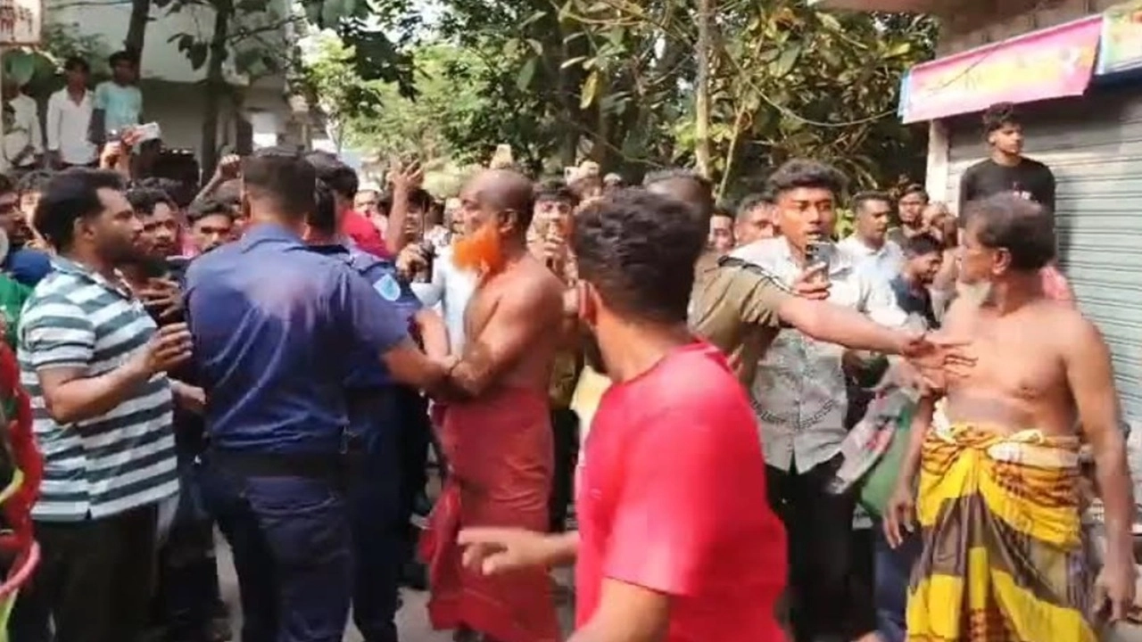 নরসিংদীতে ১ম শ্রেণীর ছাত্রী কে ধর্ষণের অভিযোগে ধর্ষক আটক,ধর্ষকের বাড়িতে হামলা ও ফাঁসীর দাবিতে এলাকাবাসী বিক্ষোভ