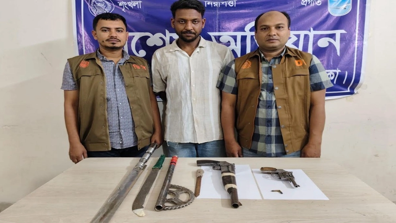 সাভারে বিদেশি আগ্নেয়অস্ত্র ও ডাকাতির সরাঞ্জামসহ গ্রেপ্তার ১