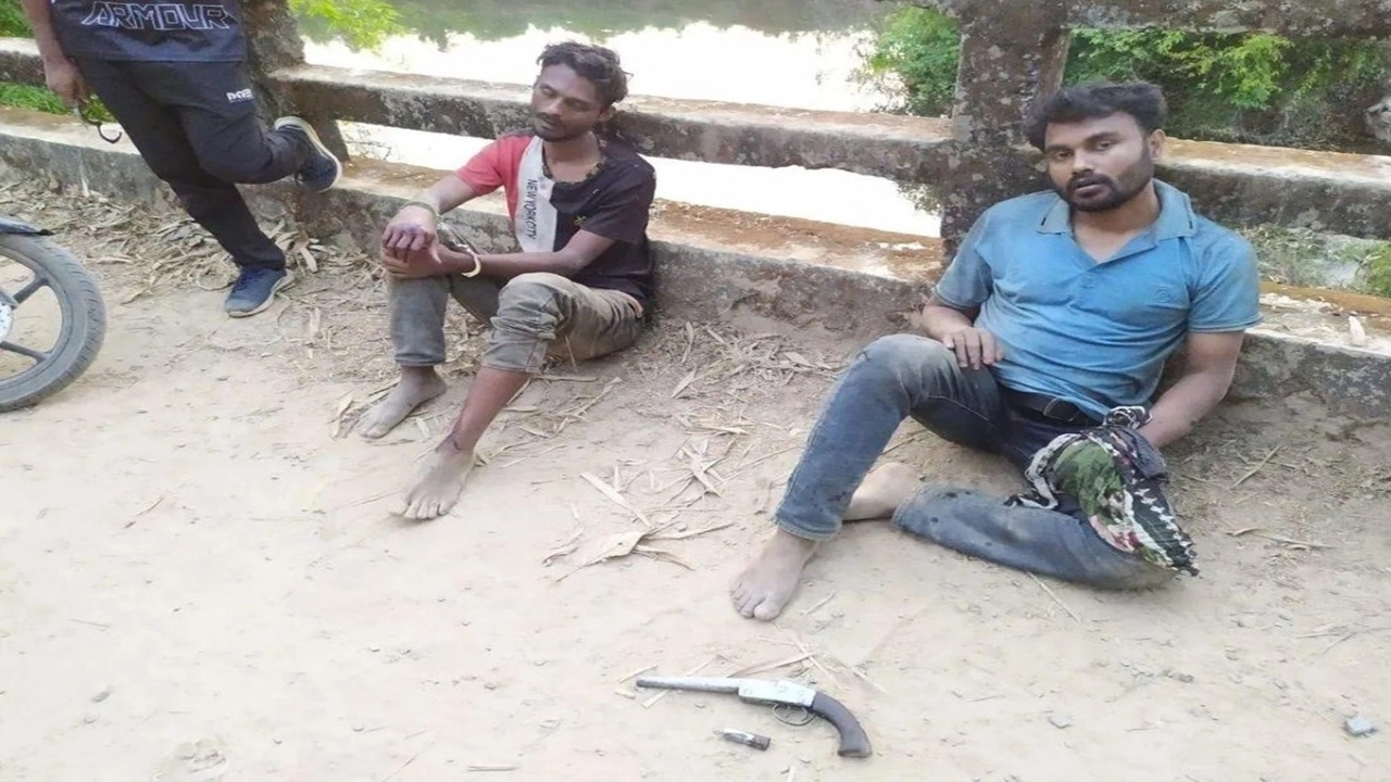 অস্ত্র ও গুলিসহ দুই যুবককে আটক