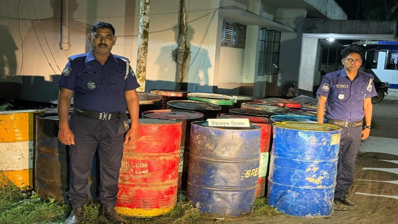 রামগতি উপজেলায় অভিযান চালিয়ে ৪ হাজার ৮০০ লিটার অবৈধভাবে মজুদ করা ডিজেল জব্দ করেছে পুলিশ।