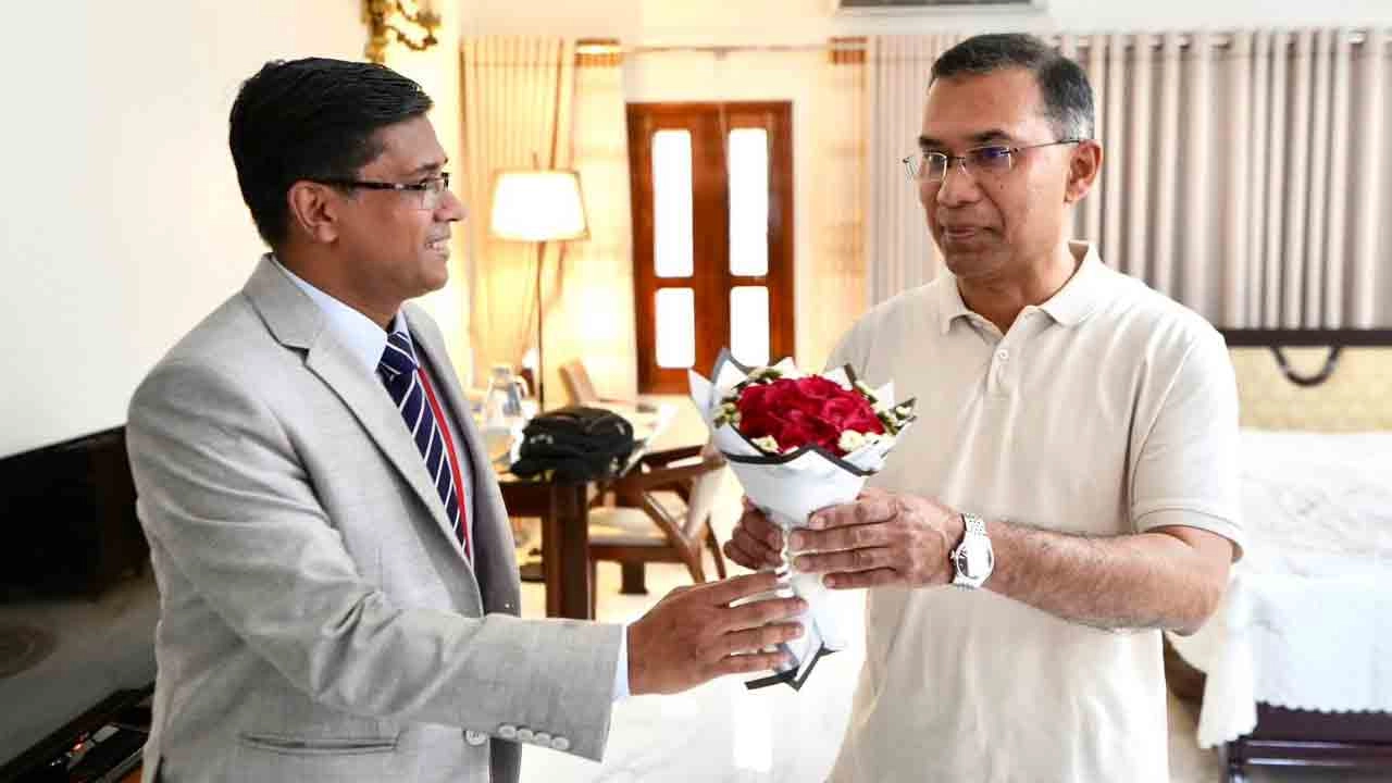 প্রধানমন্ত্রী তারেক রহমানকে ফুল দিয়ে স্বাগত জানান বগুড়া জেলা প্রশাসক মো. তৌফিকুর রহমান