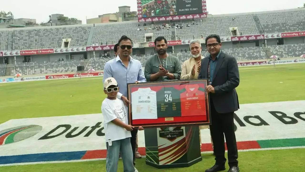 বিসিবি থেকে বিদায়ী সংবর্ধনা পেলেন রুবেল হোসেন। ছবি: সংগৃহীত