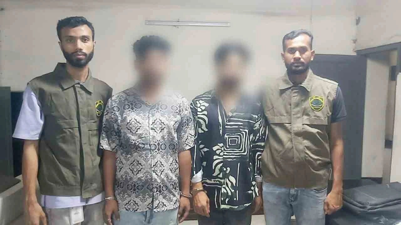 দুই ছিনতাইকারীকে গ্রেফতার