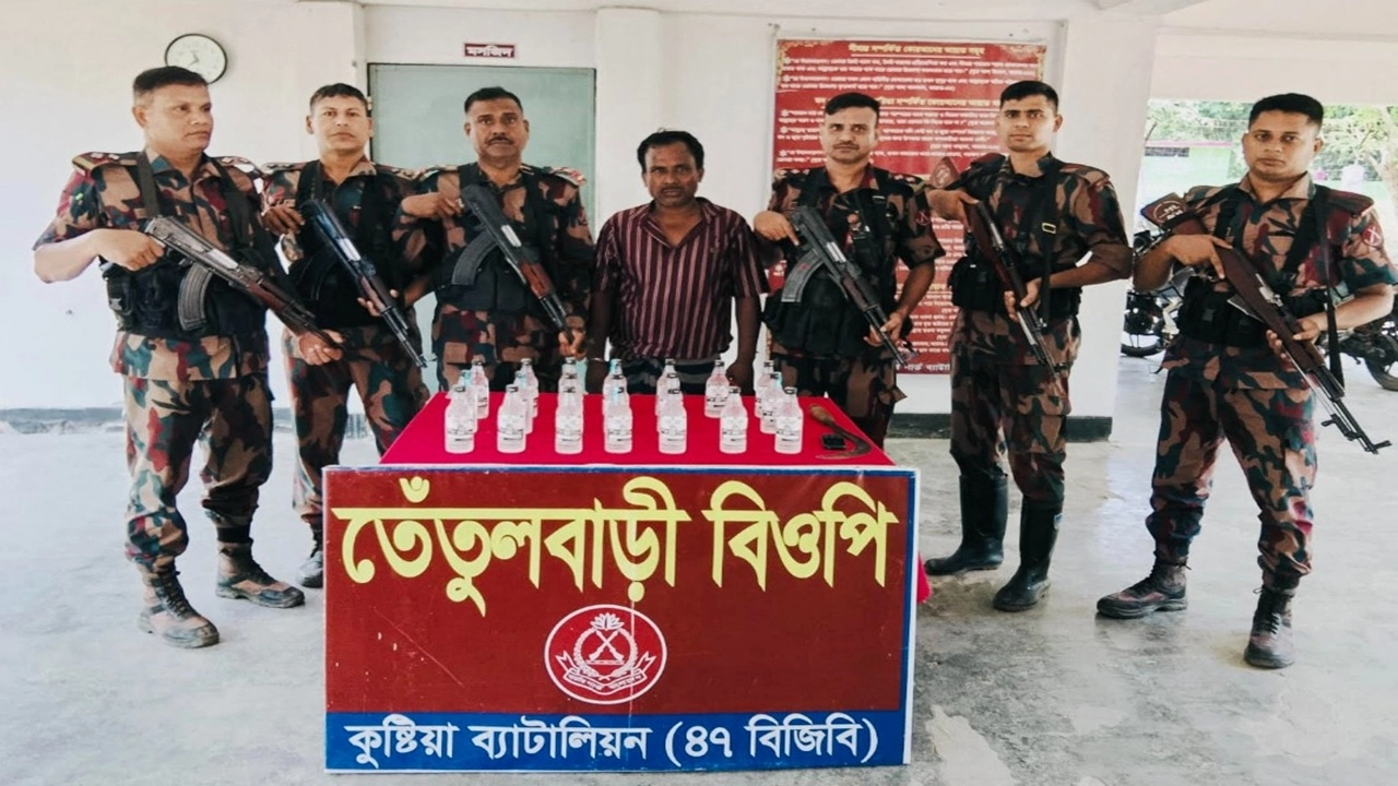 কুষ্টিয়া সীমান্তে বিজিবির অভিযানে ভারতীয় মদ ও দেশীয় অস্ত্রসহ চোরাকারবারি আটক