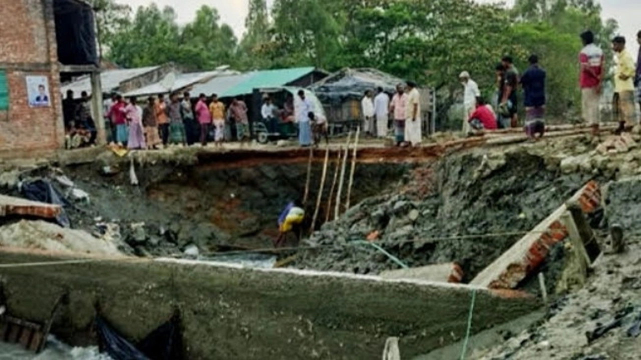 পেকুয়ায় জোয়ারের তোড়ে বিধ্বস্ত স্লুইসগেইট