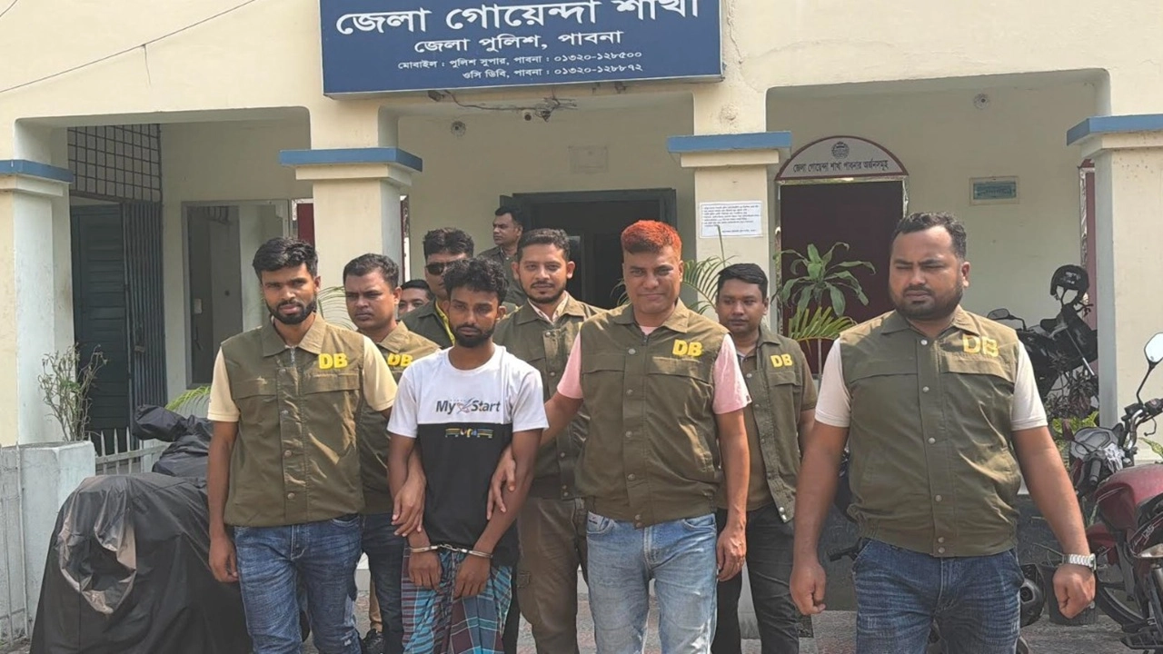 পাবনায় অস্ত্রের কারখানায় হানা: বিপুল অস্ত্র ও সরঞ্জামসহ যুবক গ্রেফতার