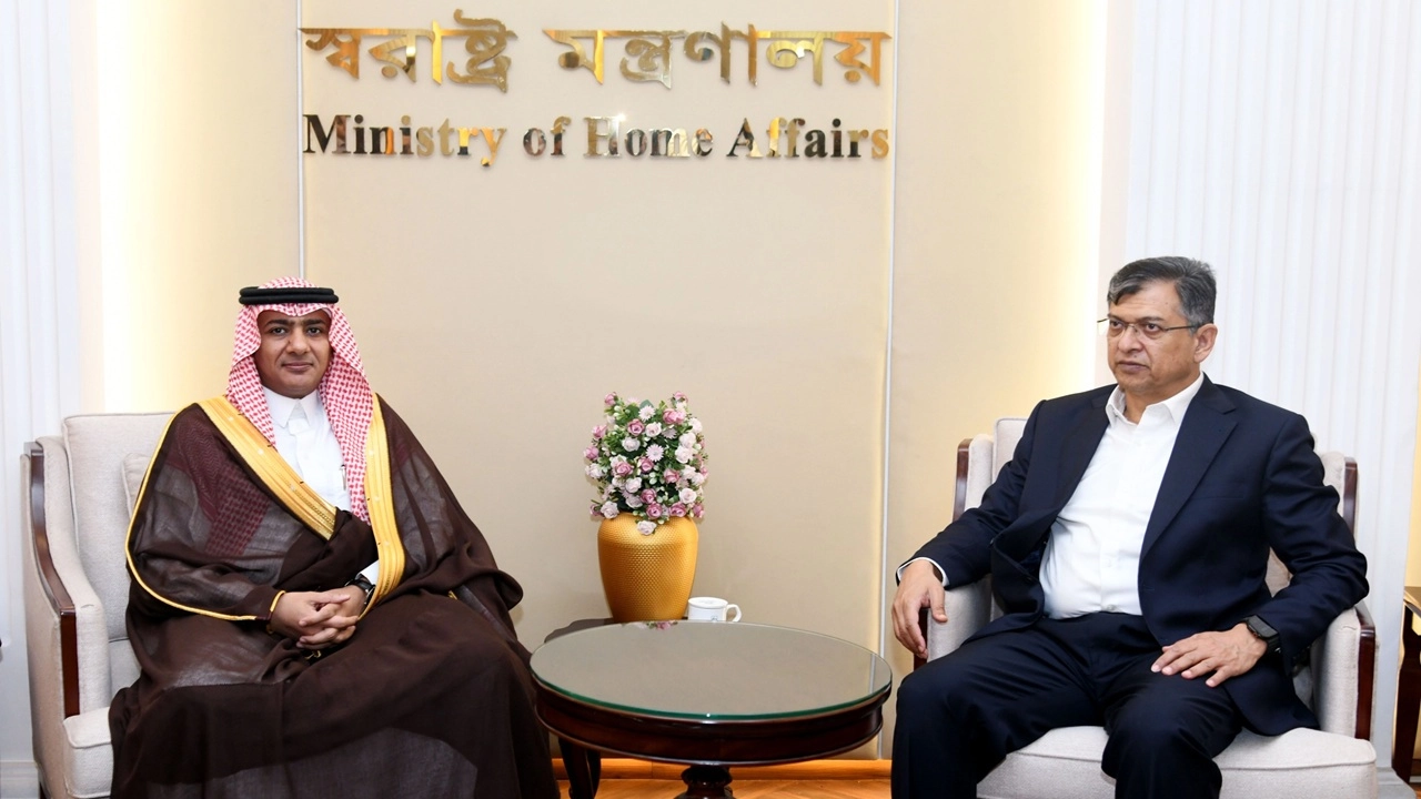 স্বরাষ্ট্রমন্ত্রীর সঙ্গে সৌদি রাষ্ট্রদূতের সৌজন্য সাক্ষাৎ