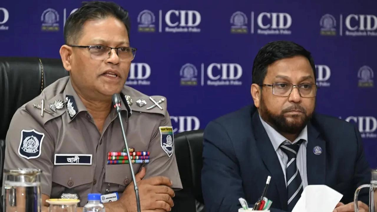 কথা বলছেন আইজিপি আলী হোসেন ফকির