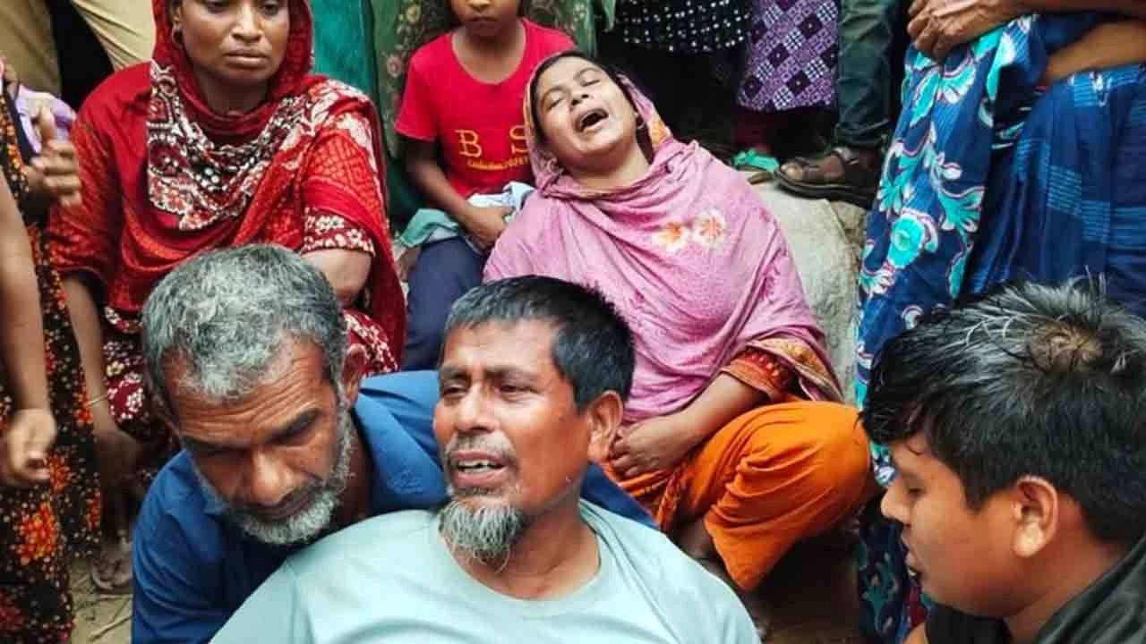 নিয়ামতপুরে একই পরিবারের চারজনকে গলাকেটে হত্যার ঘটনায় কান্নায় ভেঙে পড়েছেন নিহতদের স্বজনরা