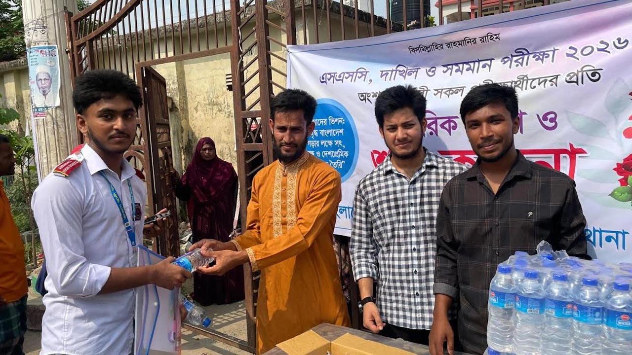 এসএসসি পরীক্ষার্থীদের মাঝে ছাত্রশিবিরের খাবার পানি ও কলম বিতরণ