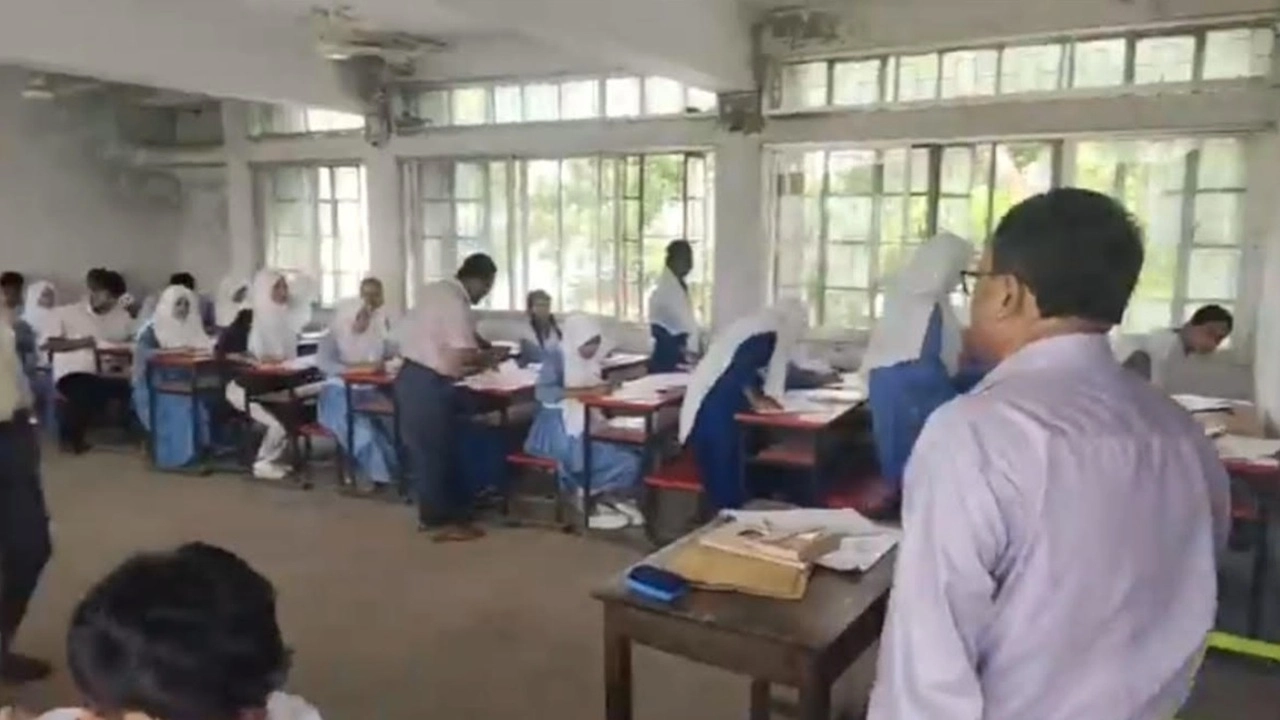 এসএসসি পরীক্ষার কেন্দ্রের ভেতরে প্রবেশ করে ফেসবুকে লাইভ করার ঘটনায় আলোচনায় এসেছেন কুমিল্লা-২ (হোমনা-তিতাস) আসনের সংসদ সদস্য অধ্যক্ষ সেলিম ভূঁইয়া।