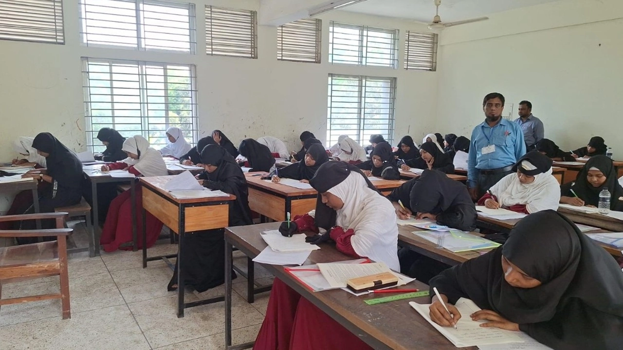 কচুয়ায় সুশৃঙ্খল ও উৎসবমুখর পরিবেশে এসএসসি, দাখিল ও সমমানের পরীক্ষায় দিচ্ছেন শিক্ষার্থীরা।