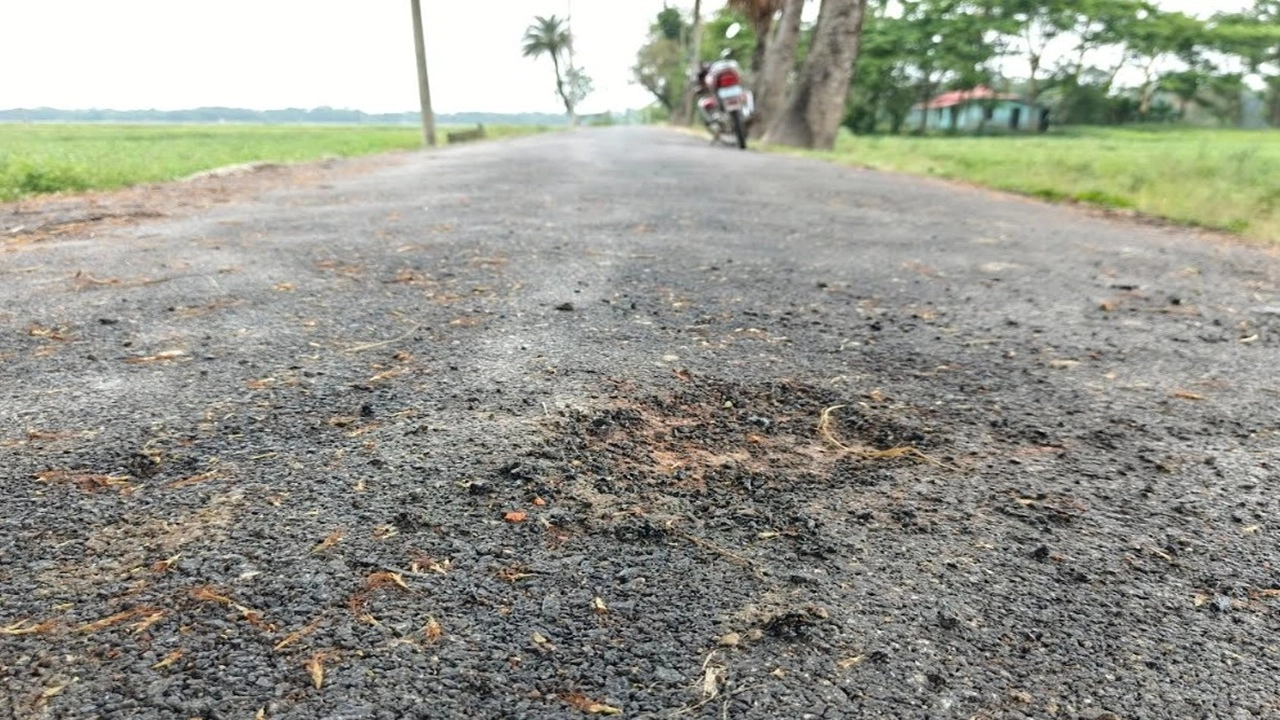 সড়ক সংস্কারে পিচ