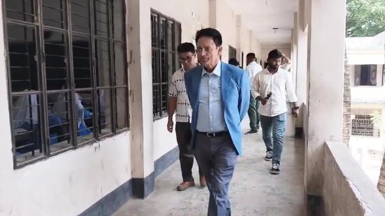 প্রোটোকল ছাড়াই মানিকগঞ্জে হঠাৎ পরীক্ষা কেন্দ্রে শিক্ষামন্ত্রী