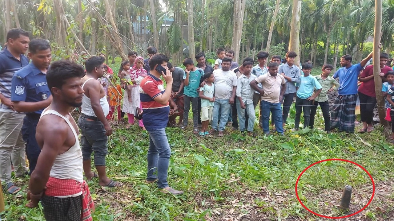 জমিতে কাজ করার সময় উঠে এলো মর্টাল শেল